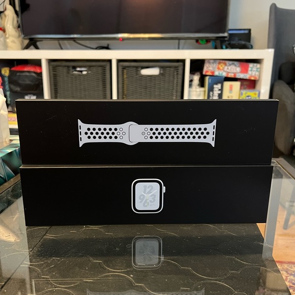 Apple Watch Nike Series 4 GPS – 40mm - Picture 3 of 8